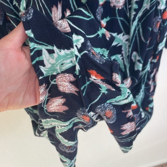 Hinge Nordstrom Navy Floral Romper Size Small With Pockets - Picture 4 of 7